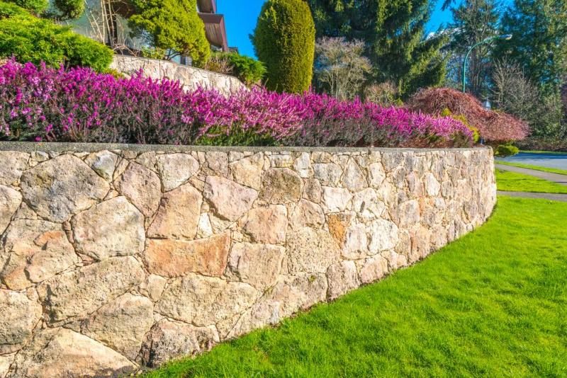 Quels &eacute;l&eacute;ments de ma&ccedil;onnerie paysag&egrave;re pour structurer votre jardin ?